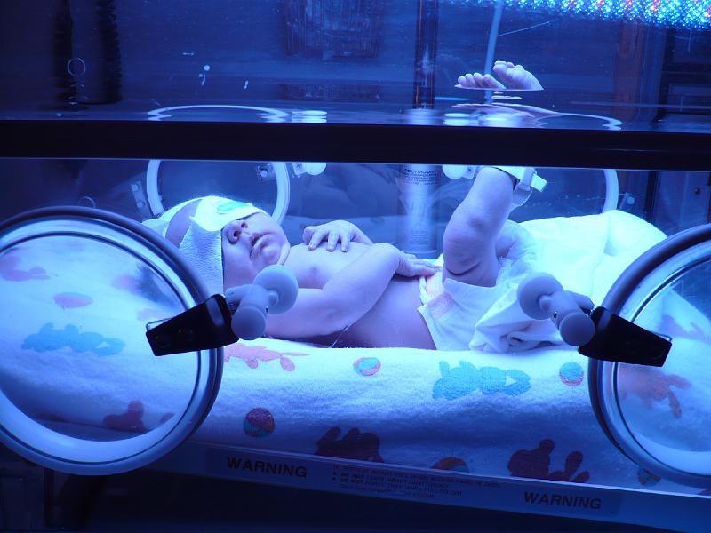 Hailee4th24 005.jpg - Back to the hospital so I can nap under the pretty blue light.